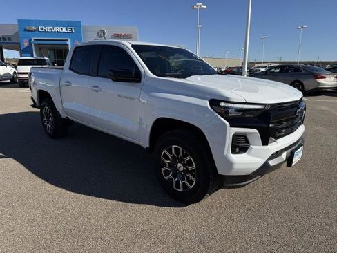 Used 2024 Chevrolet Colorado Z71 image 32