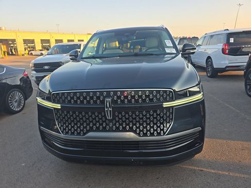 Used 2026 Lincoln Navigator Reserve AWD/4WD image 2