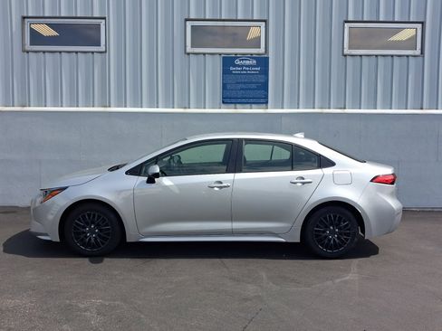 Used 2022 Toyota Corolla LE FWD image 2