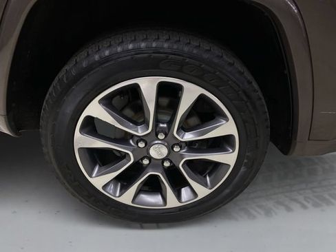 Used 2017 Jeep Grand Cherokee Overland w/ Jeep Active Safety Group AWD/4WD image 16