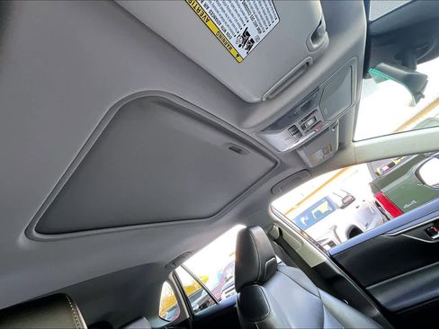 Used 2022 Toyota RAV4 XLE Premium image 14