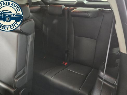Used 2024 Toyota Highlander XLE AWD/4WD image 30