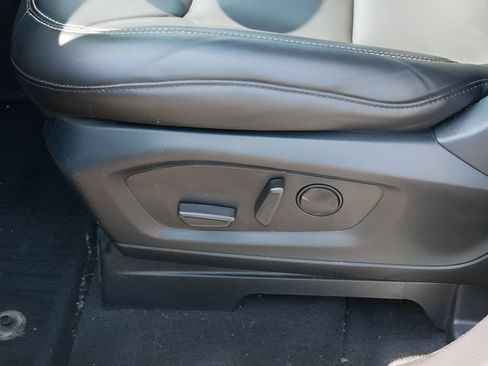 Used 2022 Ford Explorer XLT w/ Equipment Group 202A AWD/4WD image 16