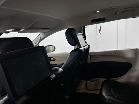 Used 2018 Chrysler Pacifica Touring-L Plus image 26