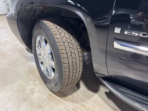 Used 2007 Cadillac Escalade AWD w/ Information Package image 3