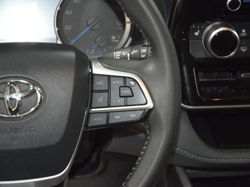 Used 2024 Toyota Highlander XLE image 38