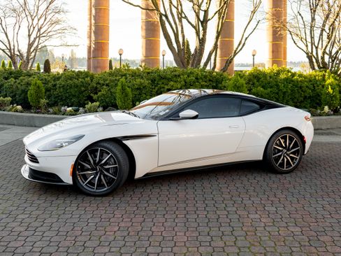 Used 2019 Aston Martin DB11 Coupe image 28
