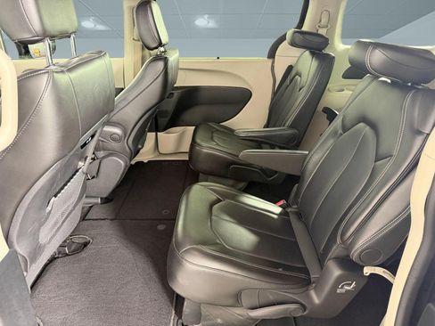 Used 2024 Chrysler Pacifica Touring-L FWD image 24