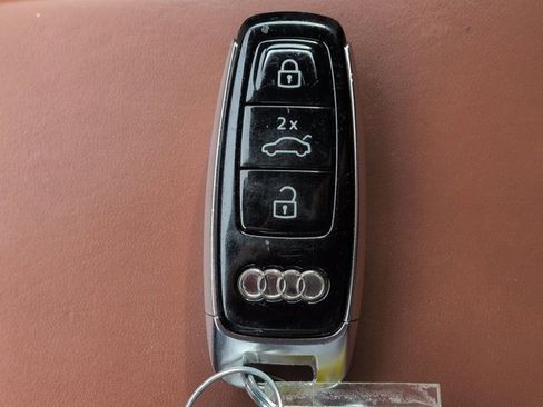 Used 2019 Audi e-tron Prestige w/ Prestige Package image 30