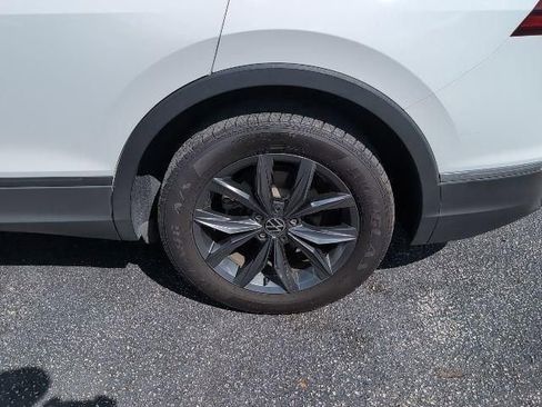 Used 2022 Volkswagen Tiguan SE w/ Panoramic Sunroof Package FWD image 8
