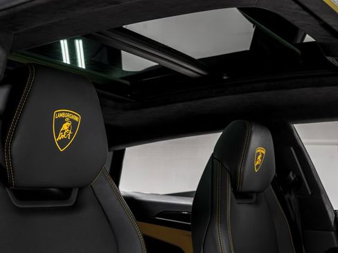 Used 2022 Lamborghini Urus AWD/4WD image 44