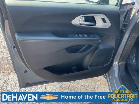 Used 2025 Chrysler Pacifica Limited FWD image 23