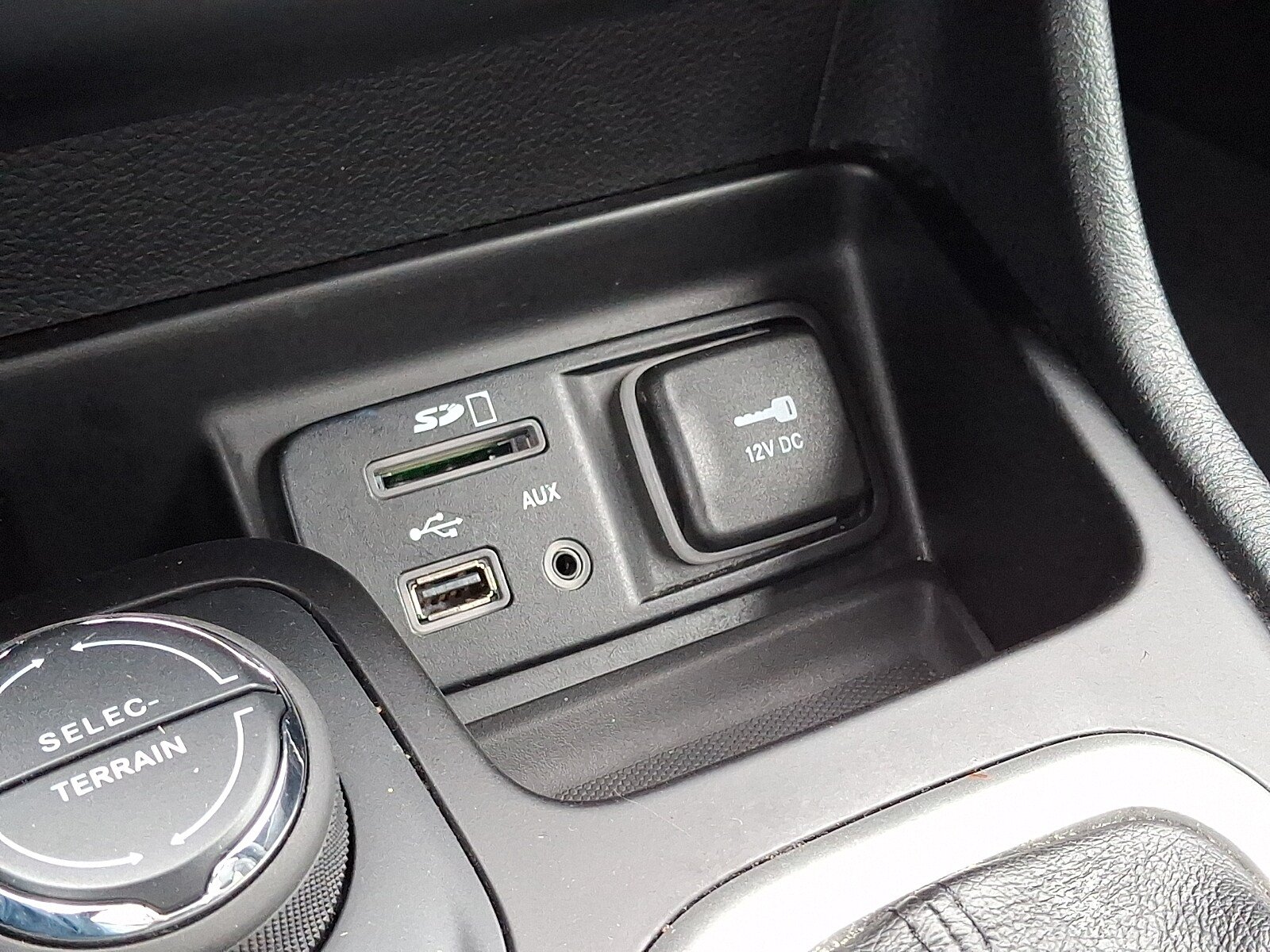 Used 2014 Jeep Cherokee Limited w/ Luxury Group AWD/4WD image 25