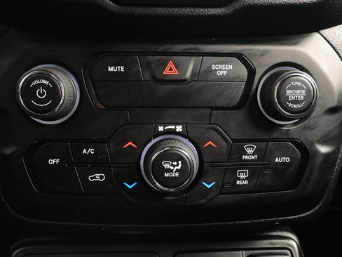 Used 2019 Jeep Renegade Latitude w/ Cold Weather Group image 20