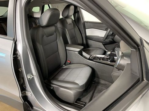 Used 2025 Chevrolet Trax LT image 35