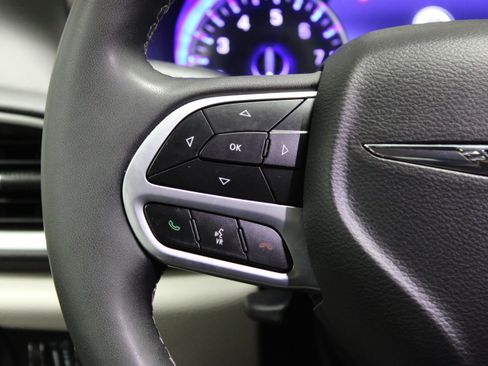 Used 2024 Chrysler Pacifica Touring-L FWD image 23