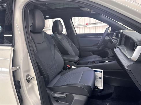 New 2026 Volkswagen Tiguan SE R-Line FWD image 11