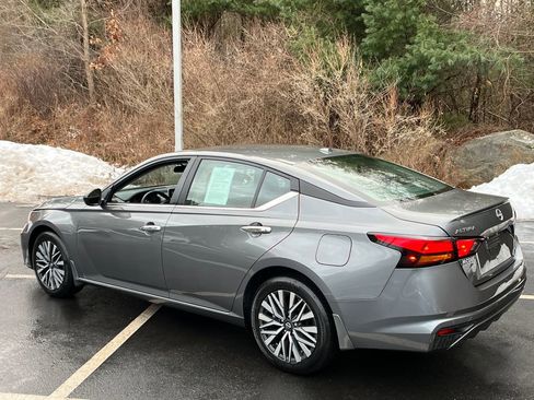 Used 2024 Nissan Altima 2.5 SV image 3