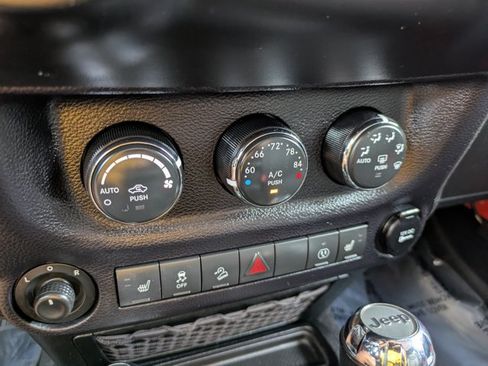 Used 2015 Jeep Wrangler Unlimited Sahara w/ Connectivity Group AWD/4WD image 14