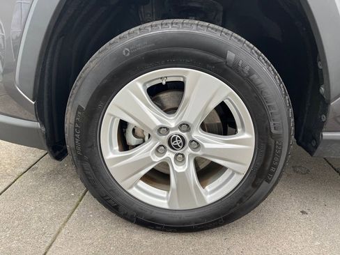 Used 2021 Toyota RAV4 LE image 9