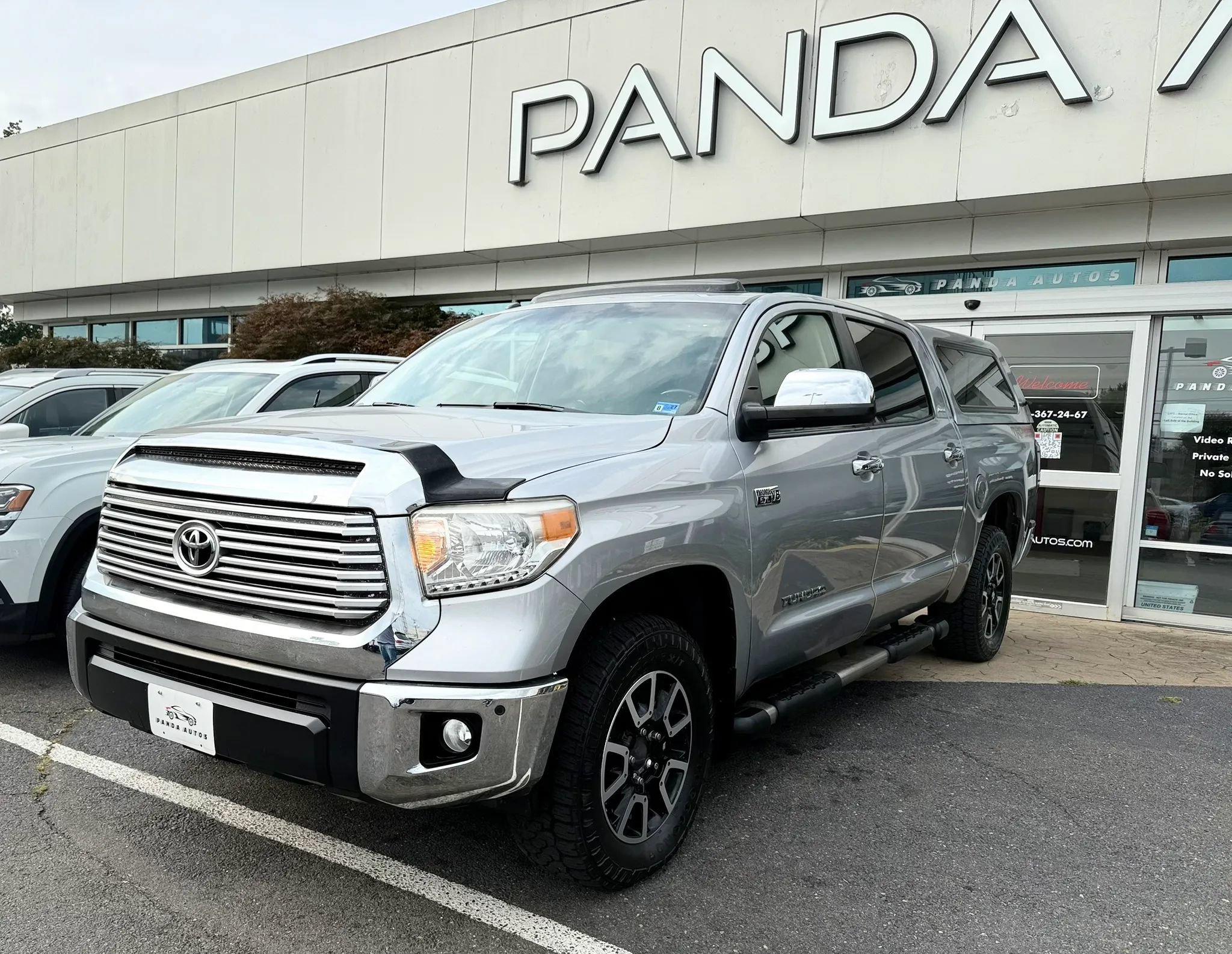 Used 2017 Toyota Tundra Limited w/ Limited Premium Package AWD/4WD image 3