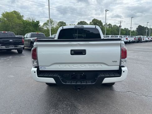 Used 2022 Toyota Tacoma TRD Sport w/ TRD Premium Sport Package AWD/4WD image 4