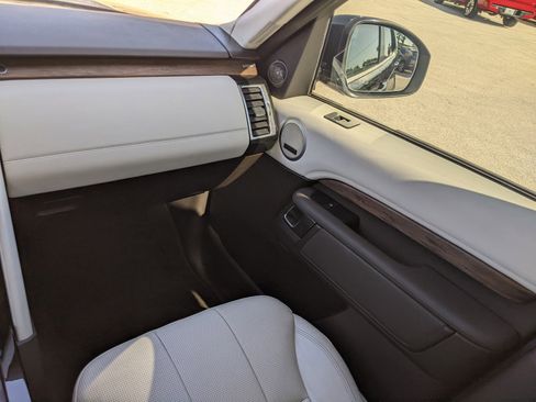 Used 2017 Land Rover Discovery HSE image 23