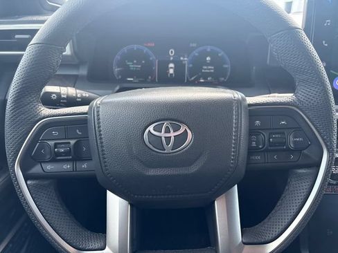 Used 2025 Toyota Tacoma Limited AWD/4WD image 15