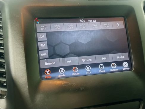 Used 2019 Jeep Cherokee Latitude Plus FWD image 14