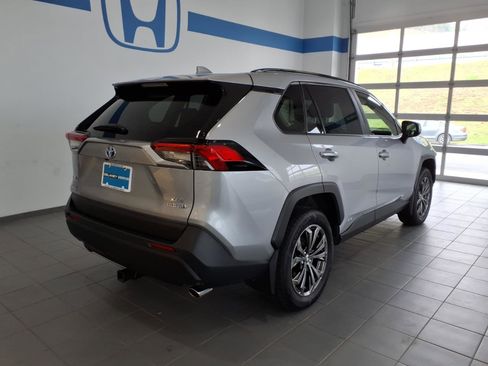 Used 2022 Toyota RAV4 XLE Premium image 5