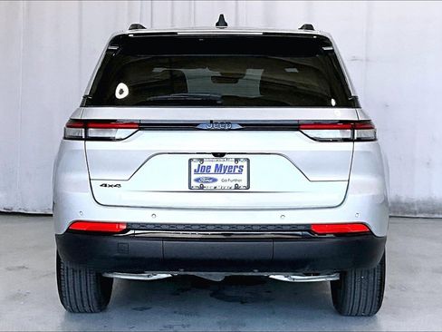 Used 2025 Jeep Grand Cherokee Altitude image 3