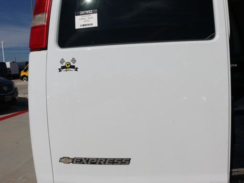 Used 2018 Chevrolet Express 2500 image 14