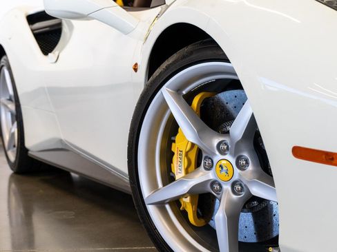 Used 2018 Ferrari 488 Spider image 33