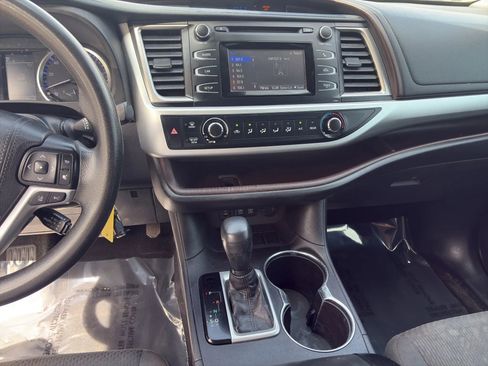 Used 2018 Toyota Highlander LE image 12