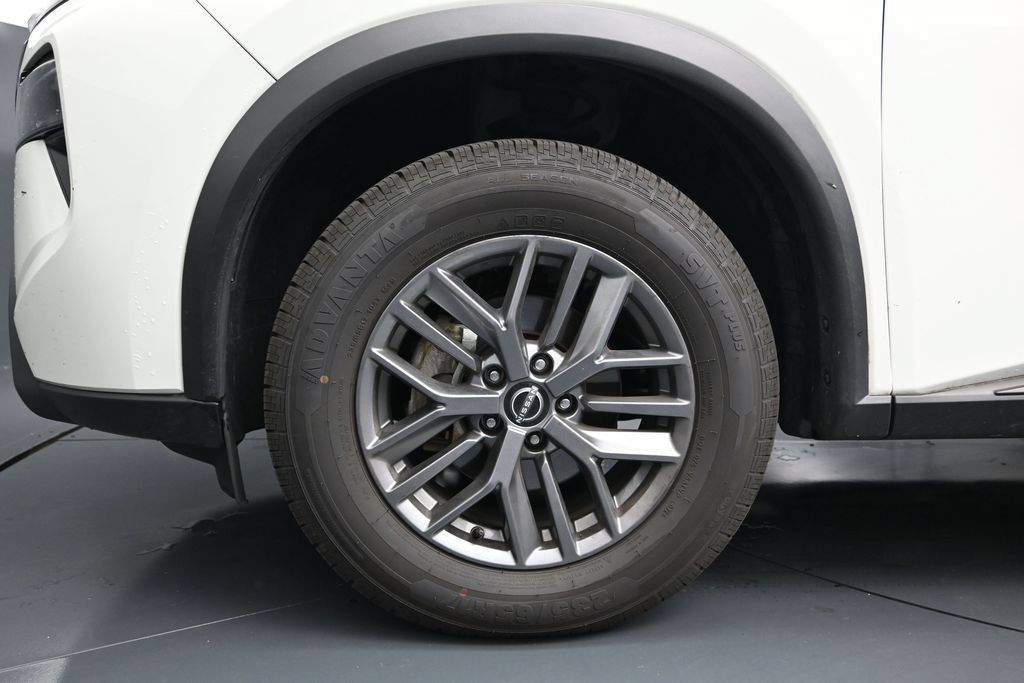 Used 2024 Nissan Rogue S AWD/4WD image 15
