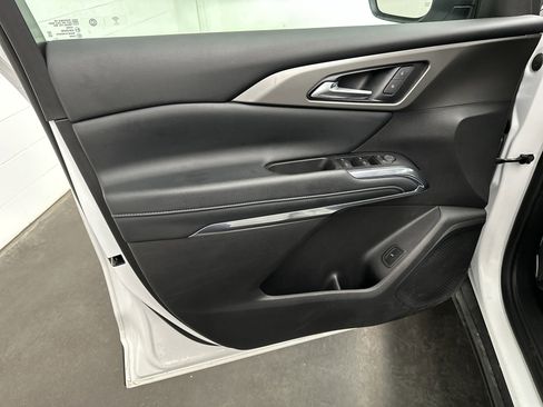 Used 2025 Chevrolet Traverse LT FWD image 18