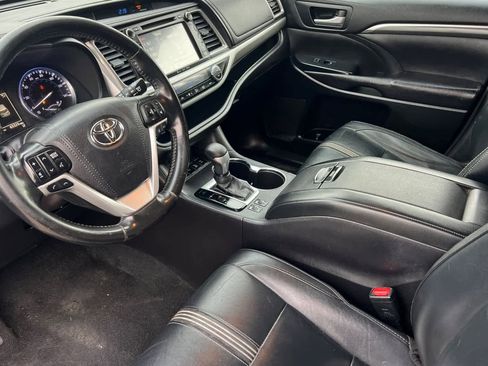 Used 2017 Toyota Highlander SE image 12