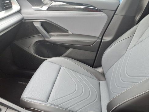 Certified 2025 Volkswagen Tiguan SE R-Line AWD/4WD image 17