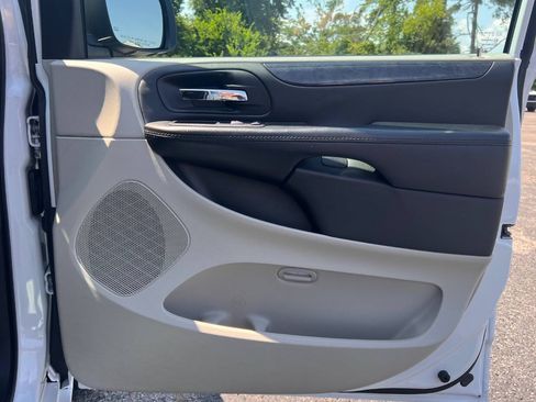 Used 2018 Dodge Grand Caravan SE w/ UConnect Hands-Free Group FWD image 14
