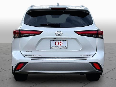 Used 2023 Toyota Highlander Platinum FWD image 5