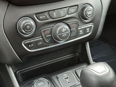 Used 2019 Jeep Cherokee Latitude Plus w/ Comfort/Convenience Group image 19