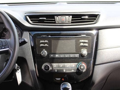 Used 2017 Nissan Rogue S AWD/4WD image 16