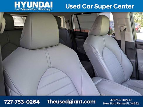 Used 2021 Toyota Highlander XLE AWD/4WD image 6