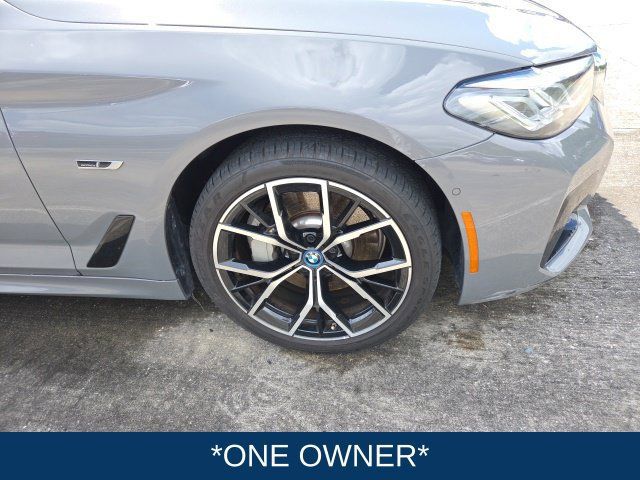 Used 2022 BMW 530e w/ Premium Package RWD image 3