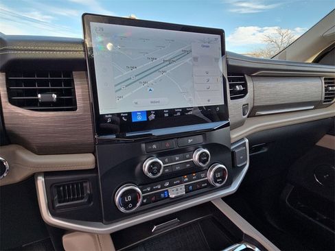 Used 2024 Ford Expedition Limited image 19
