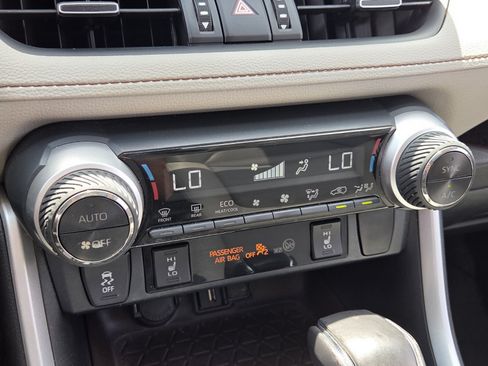 Used 2020 Toyota RAV4 Limited FWD image 19