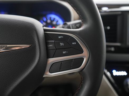Used 2018 Chrysler Pacifica Touring-L FWD image 28