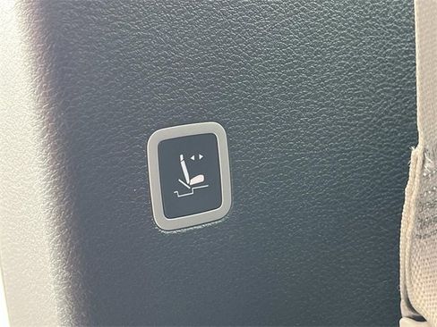 Used 2024 Chrysler Pacifica Touring-L image 21