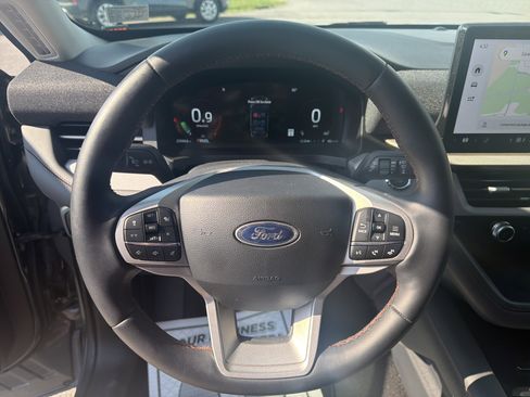 Used 2025 Ford Explorer Active w/ Active Comfort Package RWD image 18