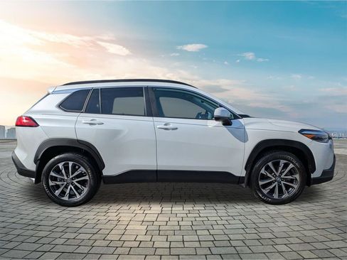 Used 2024 Toyota Corolla Cross XLE image 5